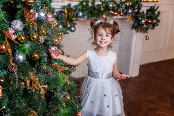 Nieuwjaar 2020 Vrolijk Kerstfeest Meisje Dat Kerstboom Versiert Kerstavond December — Stockfoto