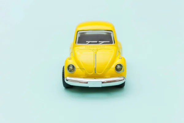 ブルーパステルカラフルな背景に隔離された黄色のヴィンテージレトロなおもちゃの車でシンプルにデザイン 自動車と交通のシンボル 都市交通配達の概念 テキストのコピースペース — ストック写真