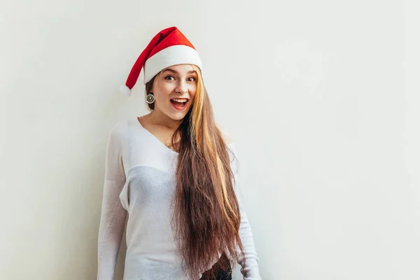 Hermosa Chica Con Pelo Largo Sombrero Santa Claus Rojo Aislado — Foto de Stock