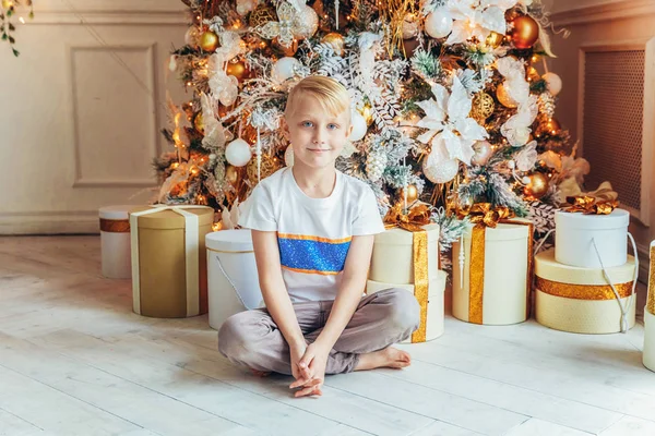 Маленький Мальчик Подарочной Коробкой Возле Елки Канун Рождества Дома Молодой — стоковое фото
