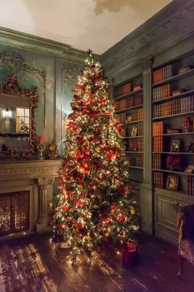 经典圣诞佳节装饰室内壁炉除夕树 圣诞树 饰有银质和红色装饰 现代古典风格室内设计公寓 平安夜在家里 — 图库照片