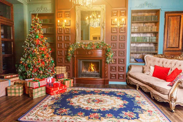 经典的圣诞新年装饰室内图书馆与壁炉 圣诞树 装饰着红色装饰品 现代古典风格室内设计公寓 平安夜在家里 — 图库照片