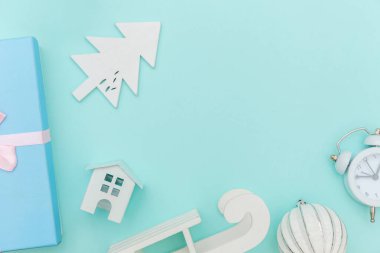 Basit bir kompozisyon kış nesneleri süslemesi köknar ağacı topu hediye kutusu mavi pastel arka plan izole. Noel, yeni yıl kutlamaları için aralık zamanı. Düz görünüm kopyalama alanı