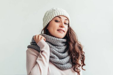 Güzel kadın kış portre, gerçek duygular. Gülen kız sıcak giysiler şapka şal beyaz arka plan üzerinde izole uzun saçlı. Mutlu ve heyecanlı görünüyorsun, eğleniyor genç hippi kız
