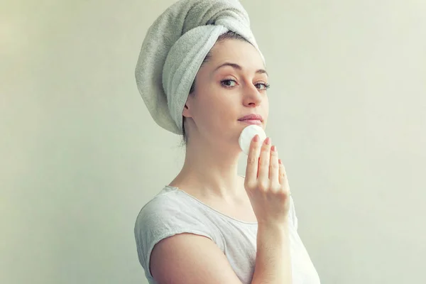 用白色背景隔离的棉垫做了一个面带微笑的女人 头戴毛巾 有着柔软健康的皮肤去除的美丽肖像 Skincare Cleansing Spa Relax Concept — 图库照片