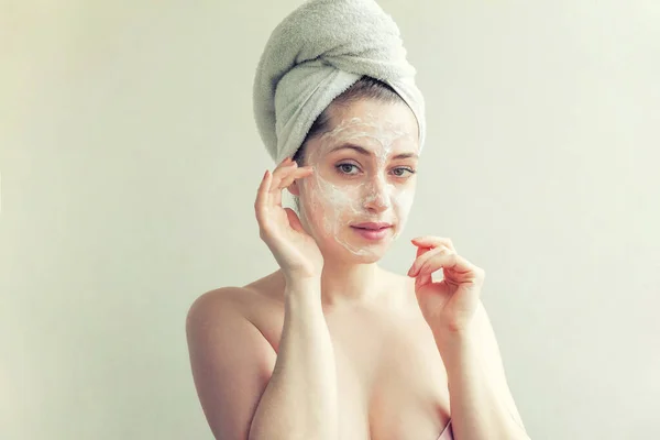 Szépség Portré Törölköző Fejen Fehér Tápláló Maszk Vagy Krém Arcon — Stock Fotó