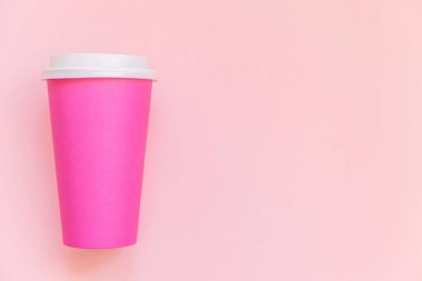 Sadece düz pembe pastel renkli trendy arka plan tasarım pembe kağıt kahve fincanı yatıyordu. Paket içecek kabı. Günaydın uyanık kavramı uyanmak. İçecek maket şablonu. En iyi görünüm kopyalama alanı