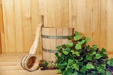 İç detayları Geleneksel sauna aksesuarları havzası huş süpürgekepçe ile Fin sauna buhar odası. Geleneksel eski Rus hamamı Spa Concept. Kır köyü banyo konseptini rahatlatın
