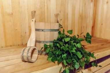 İç detayları Geleneksel sauna aksesuarları havzası huş süpürgekepçe ile Fin sauna buhar odası. Geleneksel eski Rus hamamı Spa Concept. Kır köyü banyo konseptini rahatlatın