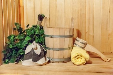 İçişleri, geleneksel sauna aksesuarları, süpürge kepçesi kepçeli şapka havlusuyla Finlandiya sauna sauna saunası detaylarını anlatıyor. Geleneksel eski Rus hamamı SPA konsepti. Rahatlayın köy banyosu konsepti