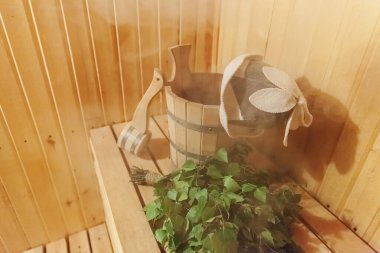 İç detayları Geleneksel sauna aksesuarları havzası huş süpürgekepçe keçe şapka ile Fin sauna buhar odası. Geleneksel eski Rus hamamı Spa Concept. Kır köyü banyo konseptini rahatlatın