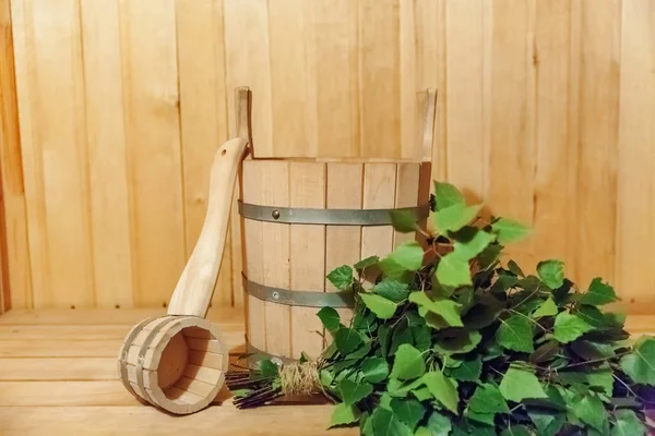 İç detayları Geleneksel sauna aksesuarları havzası huş süpürgekepçe ile Fin sauna buhar odası. Geleneksel eski Rus hamamı Spa Concept. Kır köyü banyo konseptini rahatlatın