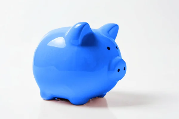 Piggy bank gekleurd in trendy kleur van jaar 2020 Classic Blue geïsoleerd op witte achtergrond. Besparing van investeringen financieel geld bankieren concept. Heldere Macro met kleur 19-4052. Kopieerruimte — Stockfoto