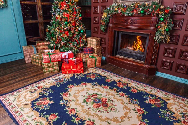 Clássico Natal Ano Novo decorado quarto interior biblioteca com lareira. Árvore de Natal com decorações ornamento vermelho. Moderno estilo clássico apartamento de design de interiores. Véspera de Natal em casa . — Fotografia de Stock