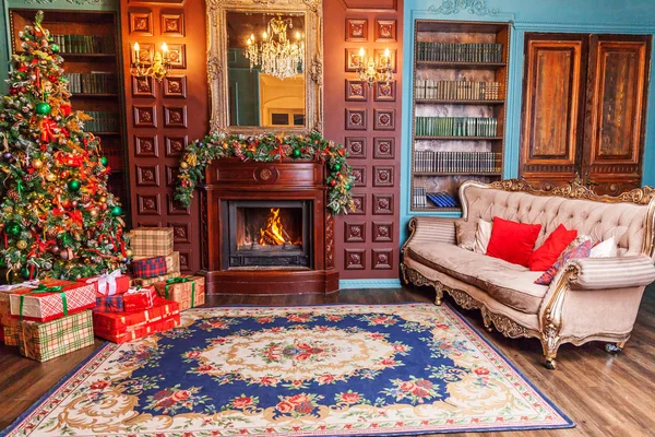 Clássico Natal Ano Novo decorado quarto interior biblioteca com lareira. Árvore de Natal com decorações ornamento vermelho. Moderno estilo clássico apartamento de design de interiores. Véspera de Natal em casa . — Fotografia de Stock