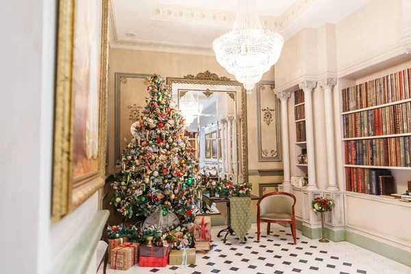 经典圣诞佳节装饰室内装饰新年树上有银饰品和红饰品 — 图库照片