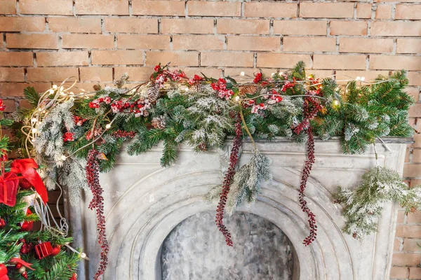 Clássico Natal Ano Novo decorado quarto interior Ano Novo árvore e lareira — Fotografia de Stock