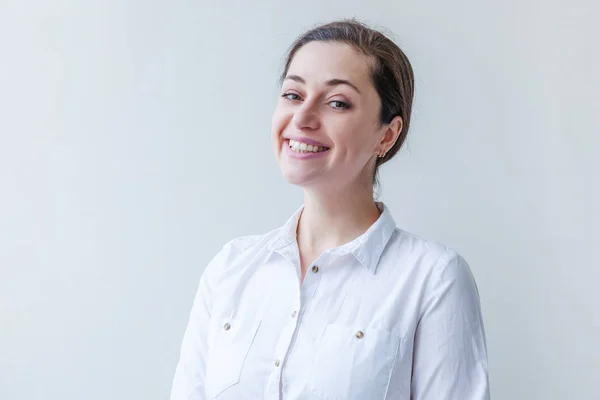 Menina feliz sorrindo. Retrato de beleza jovem feliz positivo rindo morena mulher no fundo branco isolado. Mulher europeia. Emoção humana positiva expressão facial linguagem corporal — Fotografia de Stock