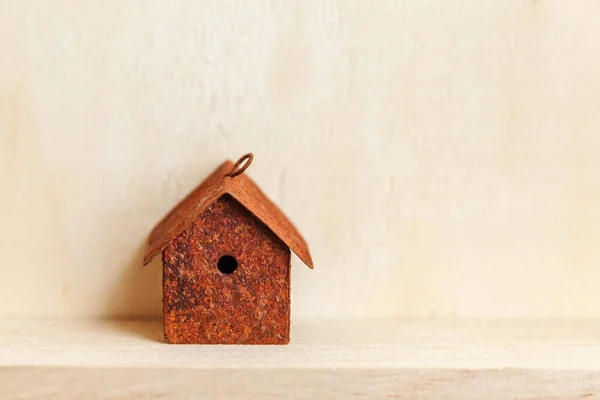 Casa modelo de brinquedo miniatura em pano de fundo de madeira. Eco Village abstrato fundo ambiental. Imobiliário hipoteca seguro imobiliário doce casa ecologia conceito — Fotografia de Stock