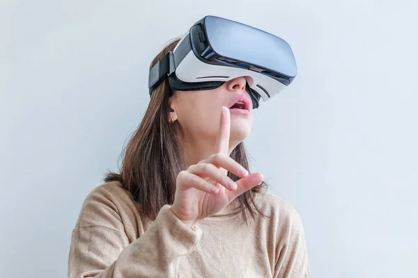 Souriez jeune femme portant en réalité virtuelle casque de lunettes VR casque sur fond blanc. Smartphone utilisant des lunettes de réalité virtuelle. Technologie, simulation, hi-tech, concept de jeu vidéo. — Photo