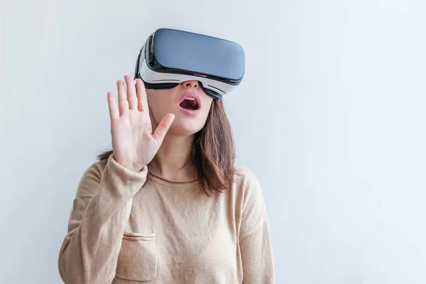 Sorria jovem usando óculos realidade virtual VR capacete headset no fundo branco. Smartphone usando com óculos de realidade virtual. Tecnologia, simulação, oi-tech, conceito de videogame. — Fotografia de Stock