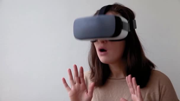 Sorria Jovem Usando Óculos Realidade Virtual Capacete Headset Fundo Branco — Vídeo de Stock