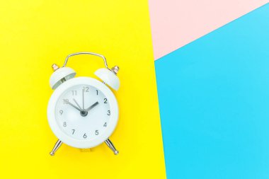 Vintage alarm saati mavi sarı pembe pastel renkli trendy geometrik arka plan üzerinde izole