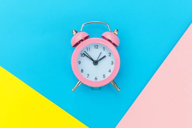 Vintage alarm saati mavi sarı pembe pastel renkli trendy geometrik arka plan üzerinde izole