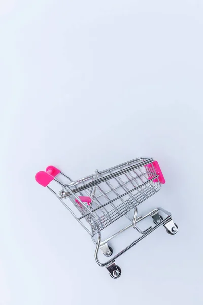 Pequeño supermercado supermercado juguete empuje carro sobre fondo blanco — Foto de Stock