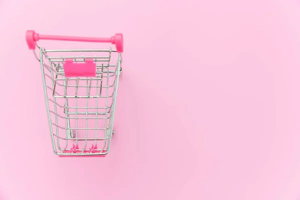 Kleiner Supermarkt Lebensmittelgeschäft Spielzeugwagen isoliert auf rosa pastellfarbenem Hintergrund — Stockfoto