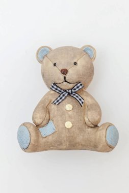 Beyaz arka planda izole edilmiş oyuncak ayı tasarımı. Çocuklar annelik aile kavramını önemser. Düz konum, üst görünüm, kopyalama alanı