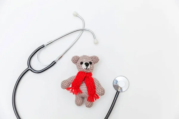 Simply minimal design toy bear and medicine equipment stethoscope isolated on white background. Health care children doctor concept. Pediatrician symbol. Flat lay, top view copy space — Stock Photo, Image