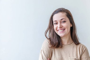 Mutlu kız gülümsüyor. Güzellik genç mutlu pozitif gülen esmer kadın portre izole beyaz arka plan üzerinde. Avrupa kadın. Olumlu insan duygu yüz ifadesi beden dili