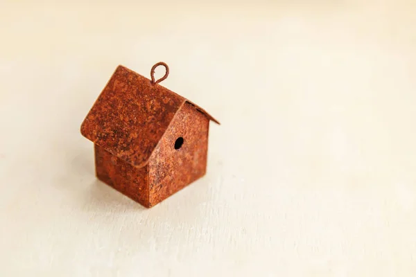 Casa modelo de brinquedo miniatura em pano de fundo de madeira. Eco Village abstrato fundo ambiental. Imobiliário hipoteca seguro imobiliário doce casa ecologia conceito — Fotografia de Stock