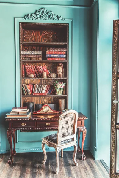 Interior clássico de luxo da biblioteca doméstica. Sala de estar com estante, livros, mesa e cadeira — Fotografia de Stock