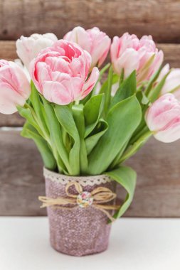 Kırsal beyaz ahşap sırtında taze pembe laleler.