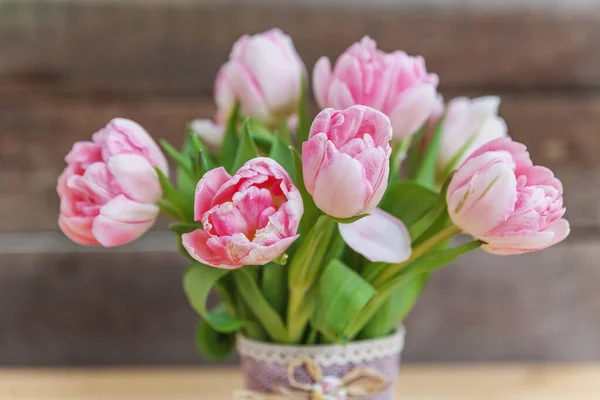 Buquê de flores de tulipas rosa frescas em costas de madeira branca rústica — Fotografia de Stock