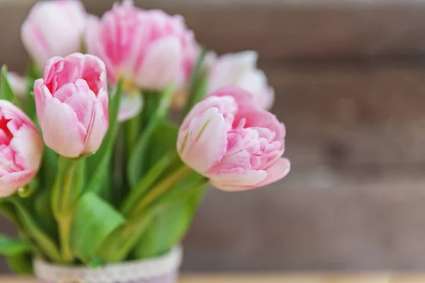 Μπουκέτο με φρέσκα ροζ τουλίπες λουλούδια σε ρουστίκ λευκό ξύλινο πίσω — Φωτογραφία Αρχείου