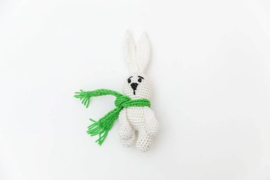 Beyaz arka planda izole edilmiş yeşil eşarplı oyuncak tavşan tasarımı. Çocuklar annelik aile kavramını önemser. Düz konum, üst görünüm, kopyalama alanı