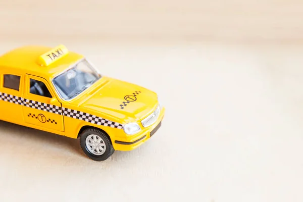 Pur și simplu design galben vintage retro mașină de jucărie Taxi Cab model pe fundal din lemn. Simbolul automobilelor și transporturilor. Livrarea traficului urban concept idee de serviciu urban. Copiați spațiul . — Fotografie, imagine de stoc
