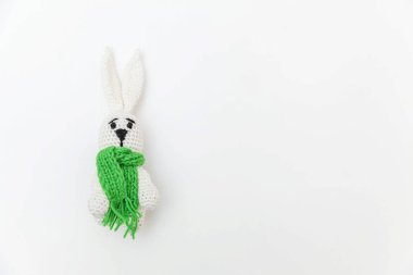 Beyaz arka planda izole edilmiş yeşil eşarplı oyuncak tavşan tasarımı. Çocuklar annelik aile kavramını önemser. Düz konum, üst görünüm, kopyalama alanı