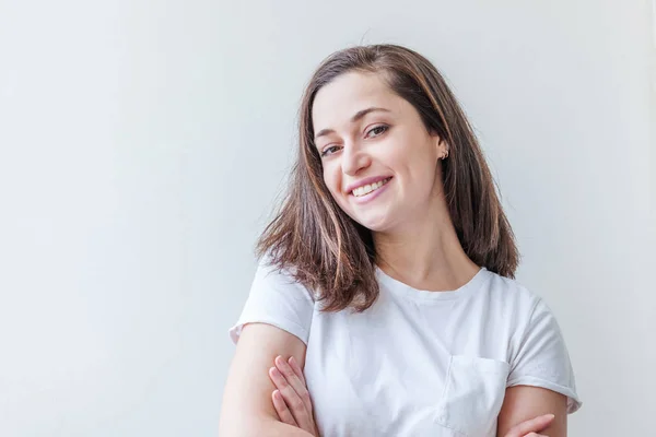 Menina feliz sorrindo. Retrato de beleza jovem feliz positivo rindo morena mulher no fundo branco isolado. Mulher europeia. Emoção humana positiva expressão facial linguagem corporal — Fotografia de Stock