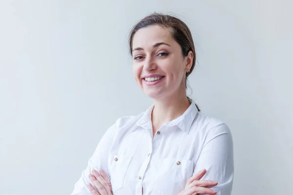 Menina feliz sorrindo. Retrato de beleza jovem feliz positivo rindo morena mulher no fundo branco isolado. Mulher europeia. Emoção humana positiva expressão facial linguagem corporal — Fotografia de Stock