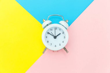 Vintage alarm saati mavi sarı pembe pastel renkli trendy geometrik arka plan üzerinde izole