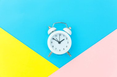 Vintage alarm saati mavi sarı pembe pastel renkli trendy geometrik arka plan üzerinde izole