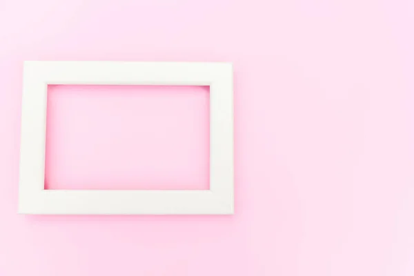 Simplement design avec cadre rose vide isolé sur fond rose pastel coloré — Photo