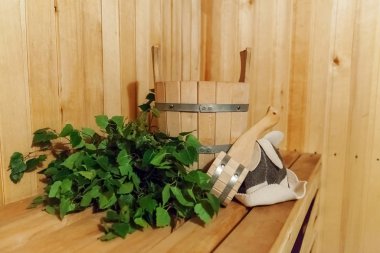 İç detayları Geleneksel sauna aksesuarları havzası huş süpürgesi kepçe keçe şapka ile Fin sauna buhar odası hamamı