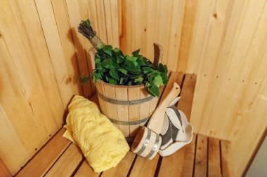 İç detayları Geleneksel sauna aksesuarları havzası huş süpürgesi kepçe şapka havlu keçe ile Fin sauna buhar odası hamam
