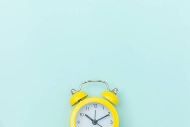 Mavi renkli renkli pastel arka planda izole edilmiş klasik alarmlı ikiz çan çalar saati. Hayatın dinlenme saatleri. İyi sabahlar. Uyanık kalma kavramı. Düz görünüm kopyalama alanı.