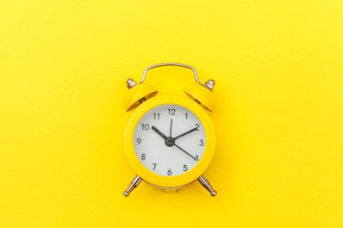 İki Yataklı çan vintage klasik çalar saat Isolated sarı renkli şık modern arka plan üzerinde zil. Yaşam süresi saat sabah gece iyi dinlen uyanık kavramı uyandır. Düz yatıyordu üstten görünüm kopya alanı.